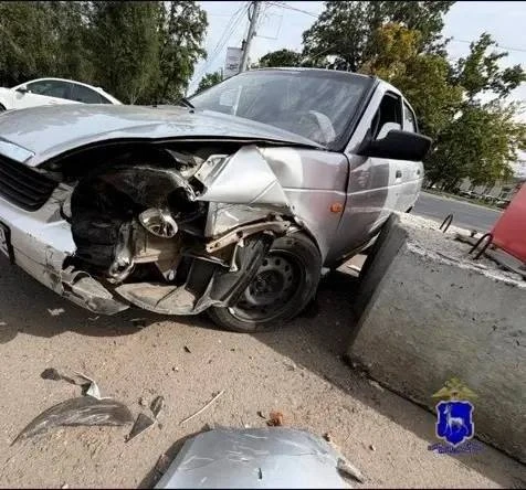 В Самаре Priora с подростками влетела в бетонный блок