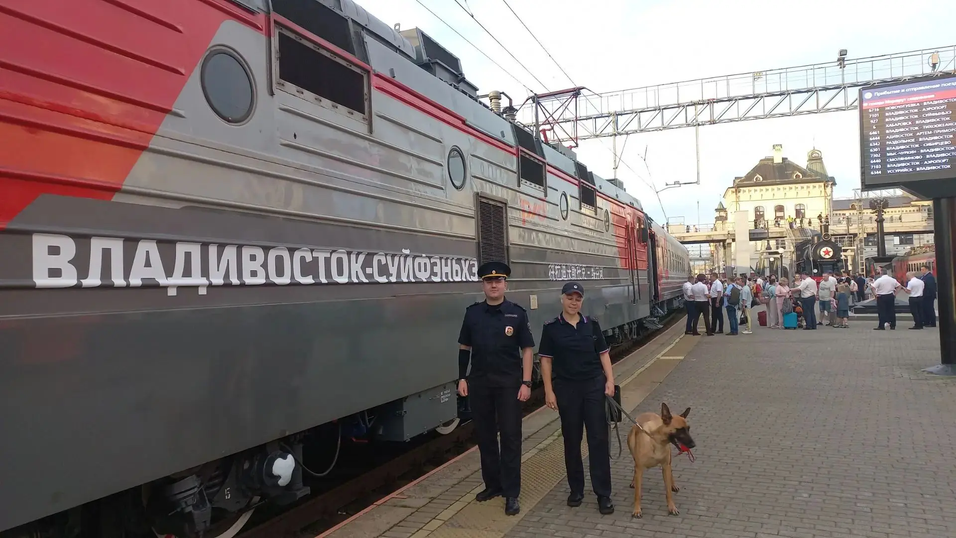 Во Владивостоке транспортные полицейские обеспечили охрану общественного порядка в пери...