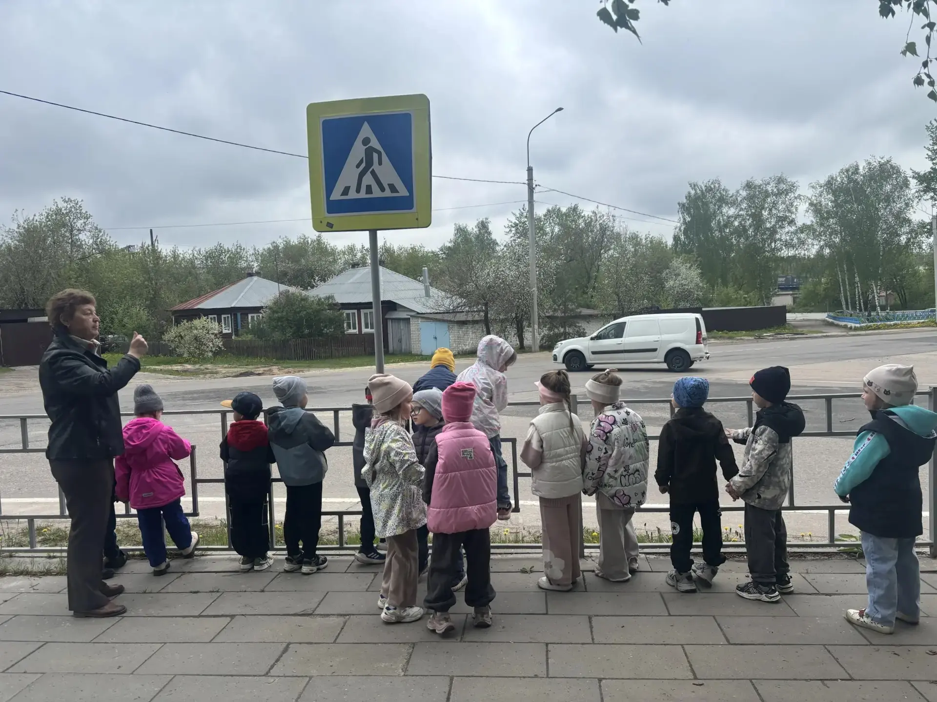 На этой неделе в детском саду мы изучали правила дорожного движения. Дети наблюдали за ...