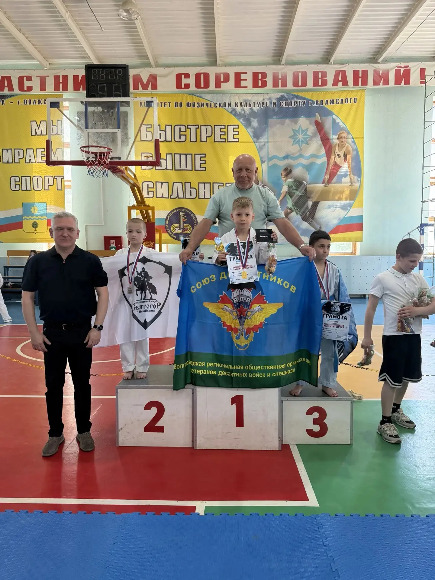 Турнир по рукопашному бою, посвящённый предстоящему Дню защиты детей, собрал сегодня около ста мальч