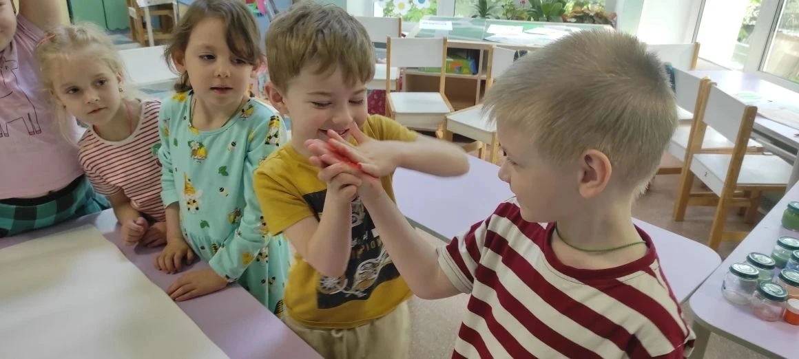 Игры с цветом  🎨Цвета играют важную роль в развитии ребёнка.  Они стимулируют воображение, помогают 