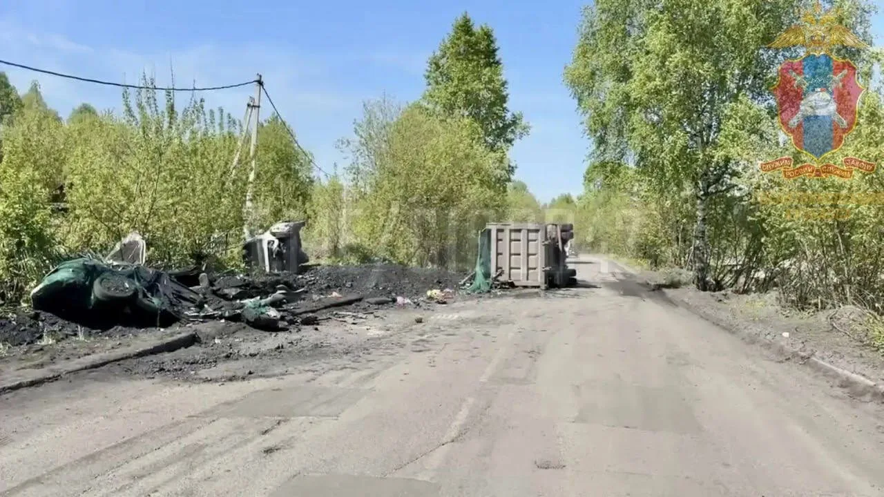 Гружёный углём грузовик опрокинулся в Осинниках — пятеро пострадавших  Утром на улице Шахтовая водит