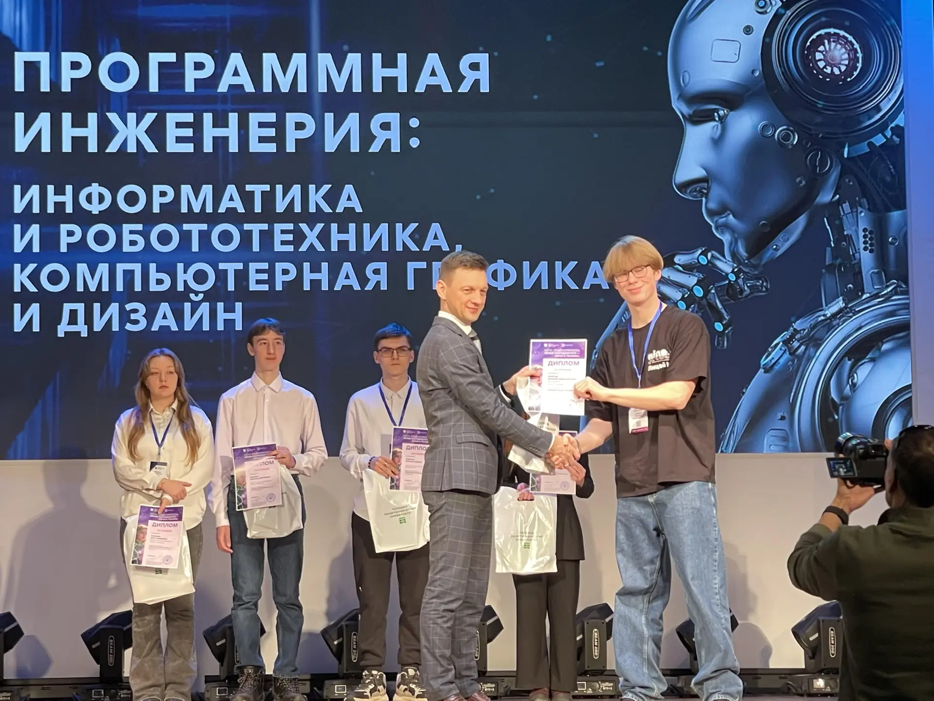 Пока каникулы в идут полным ходом, обучающиеся 10И класса Пенязь Мирон, Борисов Арсений, Федер Богда
