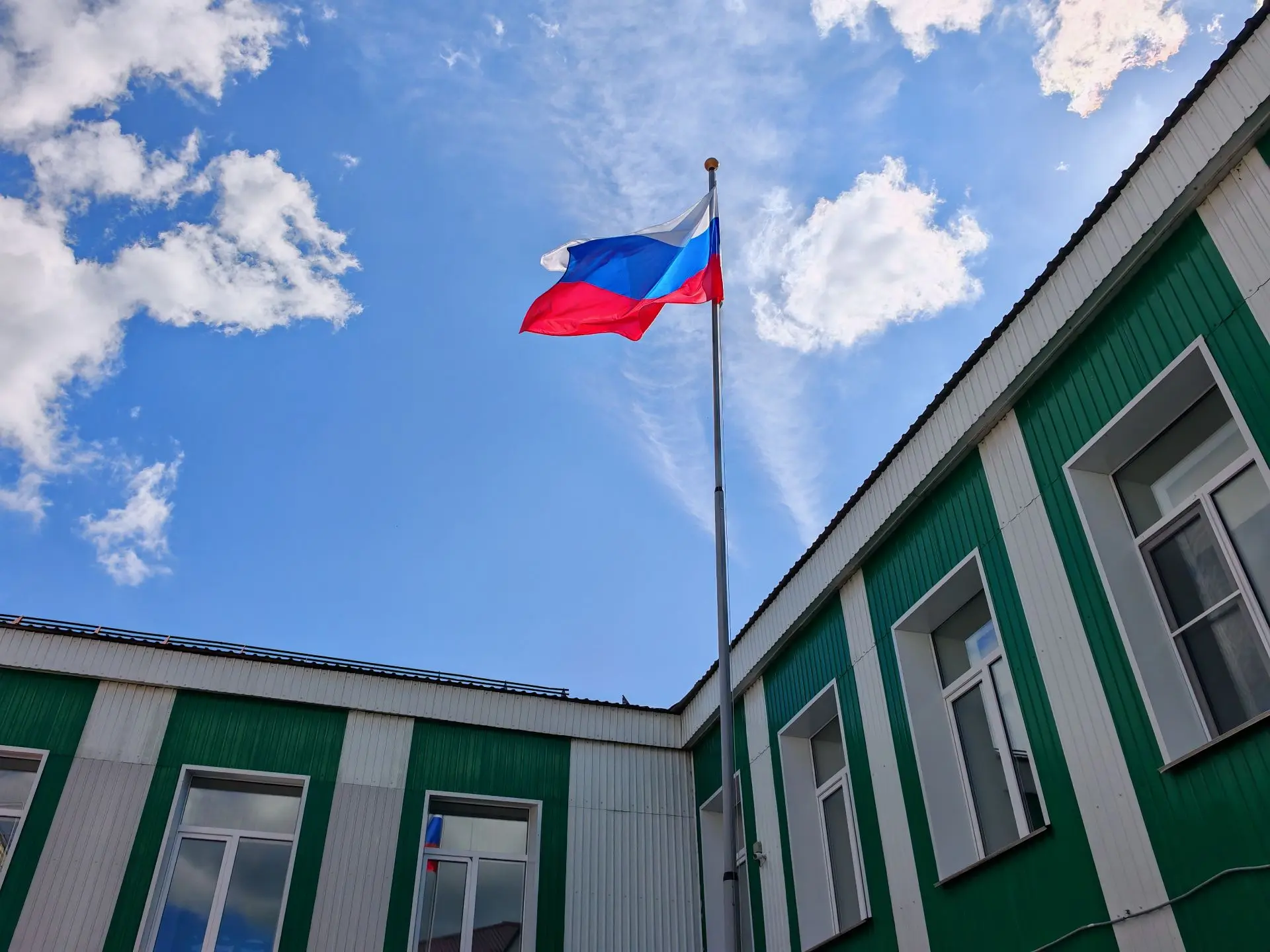 - Уважаемые рузаевцы! От всей души поздравляю вас с Днём государственного флага Российс...