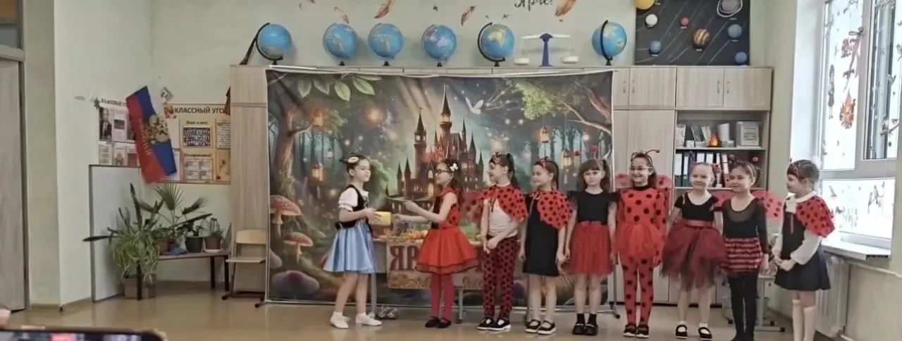 Наши самые маленькие артисты — из 1г класса — показали спектакль «Муха-Цокотуха». Вы бы видели их го