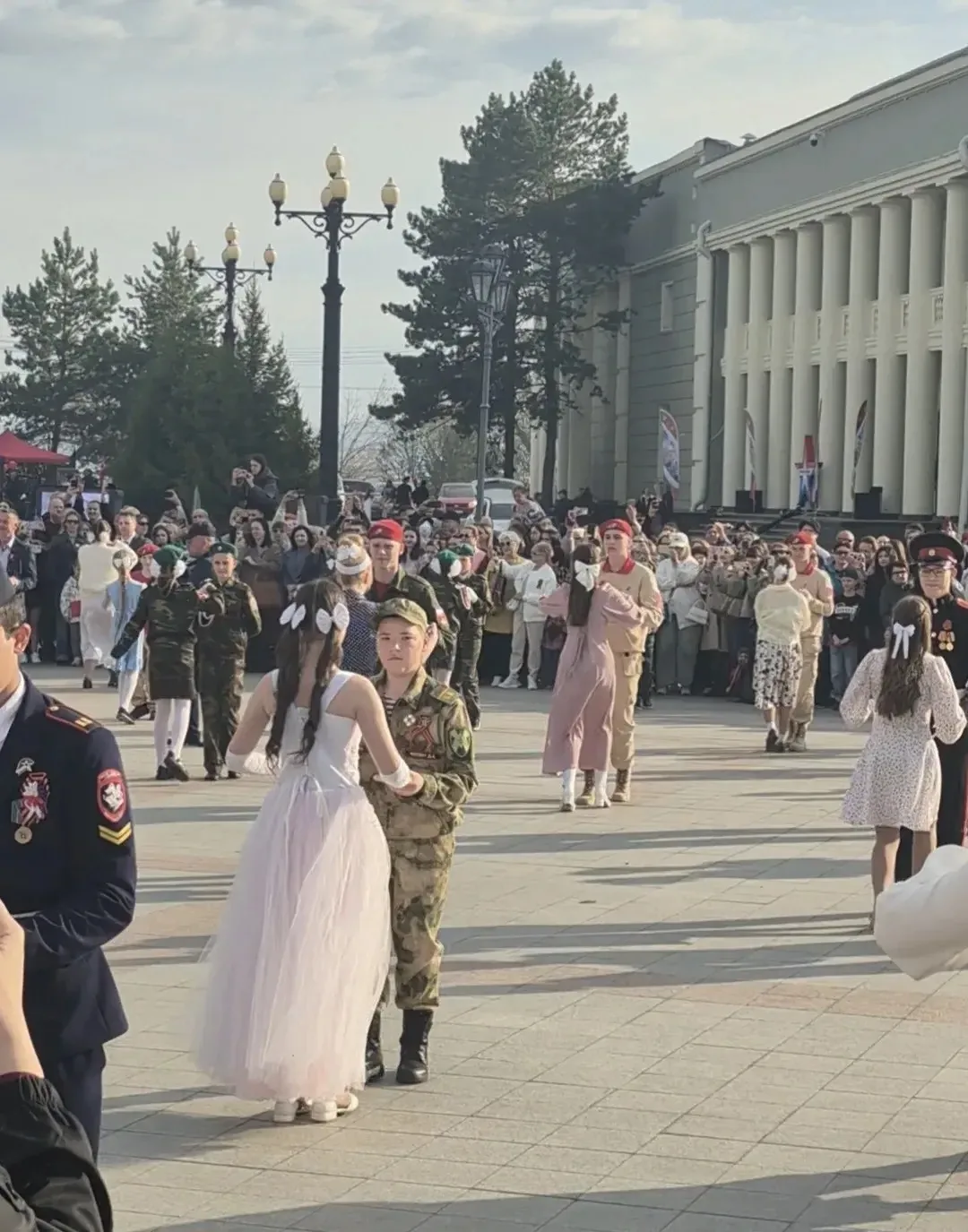 Сегодня на площади «Город Воинской славы» прошла танцевально-патриотическая акция «Дальневосточный в
