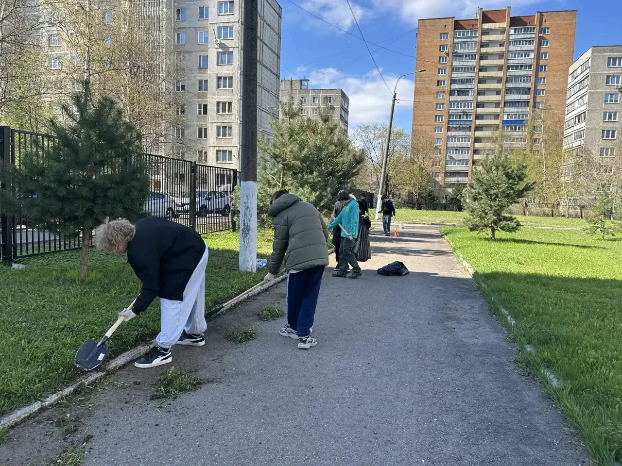 Благодаря прекрасной погоде на субботник сегодня вышли 10А и 7Л4 классы. Продолжаем наводить чистоту
