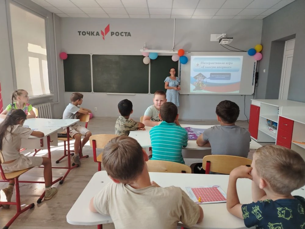 11 июня, накануне Дня России, в летнем оздоровительном лагере «Юная смена» прошла интер...