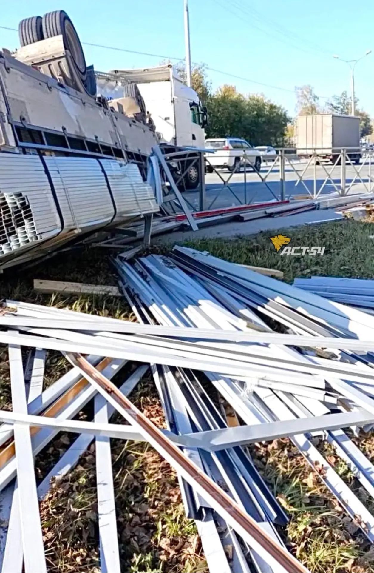 🚛💥 Бортовой грузовик перевернулся сегодня днём на Старом шоссе у переулка Дементьева
