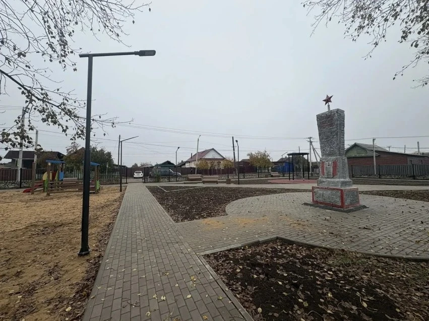 Благоустройство сквера имени Федора Хлуднева в Хилке за 14 млн рублей подходит к заверш...