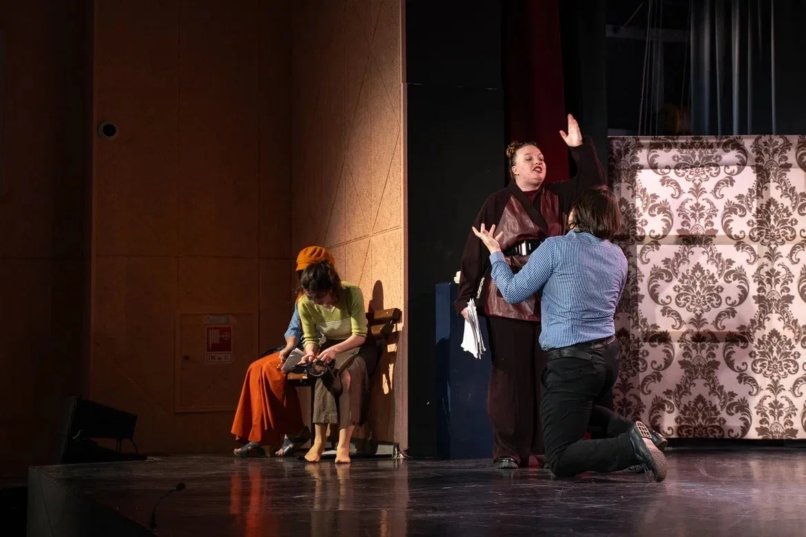 Спектакль о масках и искренности 🎭   В Доме культуры на площади Пушкина состоялась премьера спектакл
