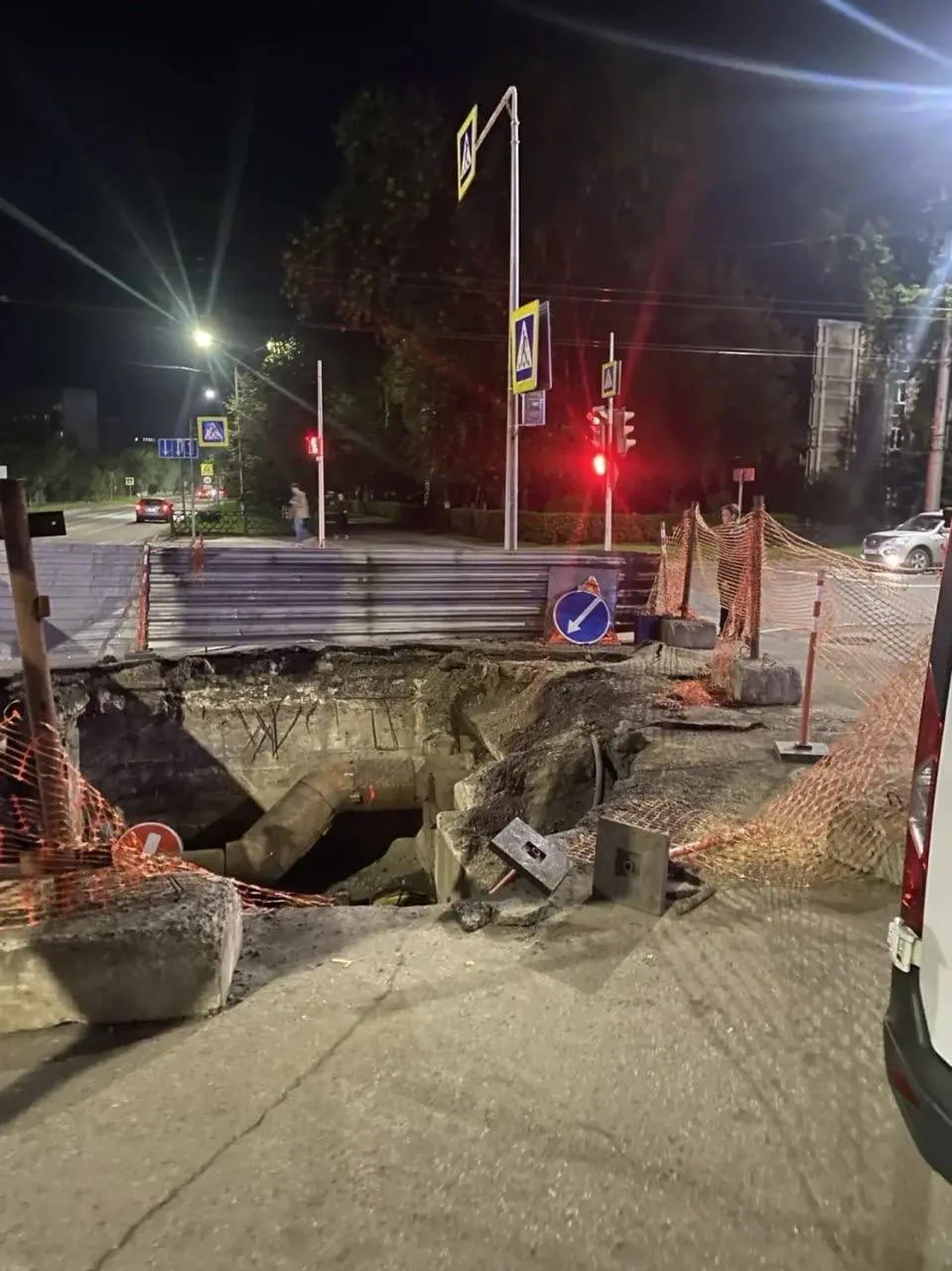 В Новокузнецке мужчина провалился в трехметровый колодец.