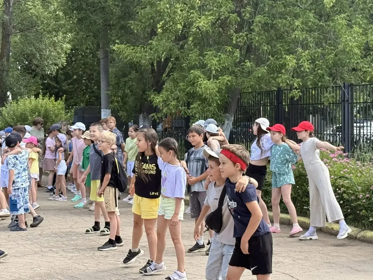 ЛЕТНИЙ ПРИШКОЛЬНЫЙ ЛАГЕРЬ. ДЕНЬ 13

🥰 Сегодня в пришкольном лагере был настоящий марафон знаний, дв