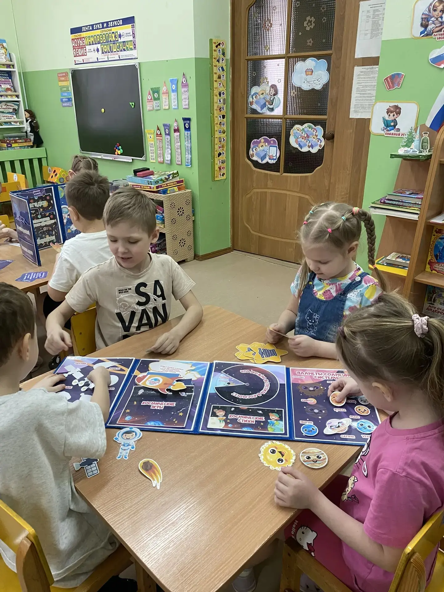 Сегодня ребята из группы "Ромашка" облетели всю галактику и побывали в гостях у всех пл...