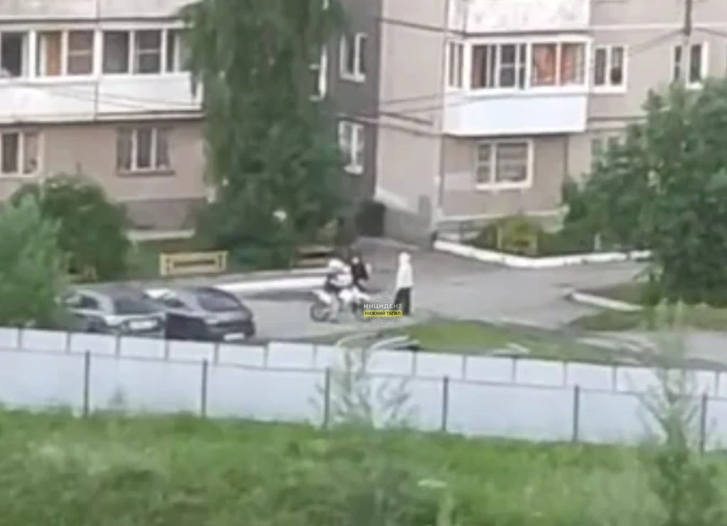 🚨 Малолетние питбайкеры создают хаос во дворах на Вагонке, жители бьют тревогу!

В районе Пихтовой 