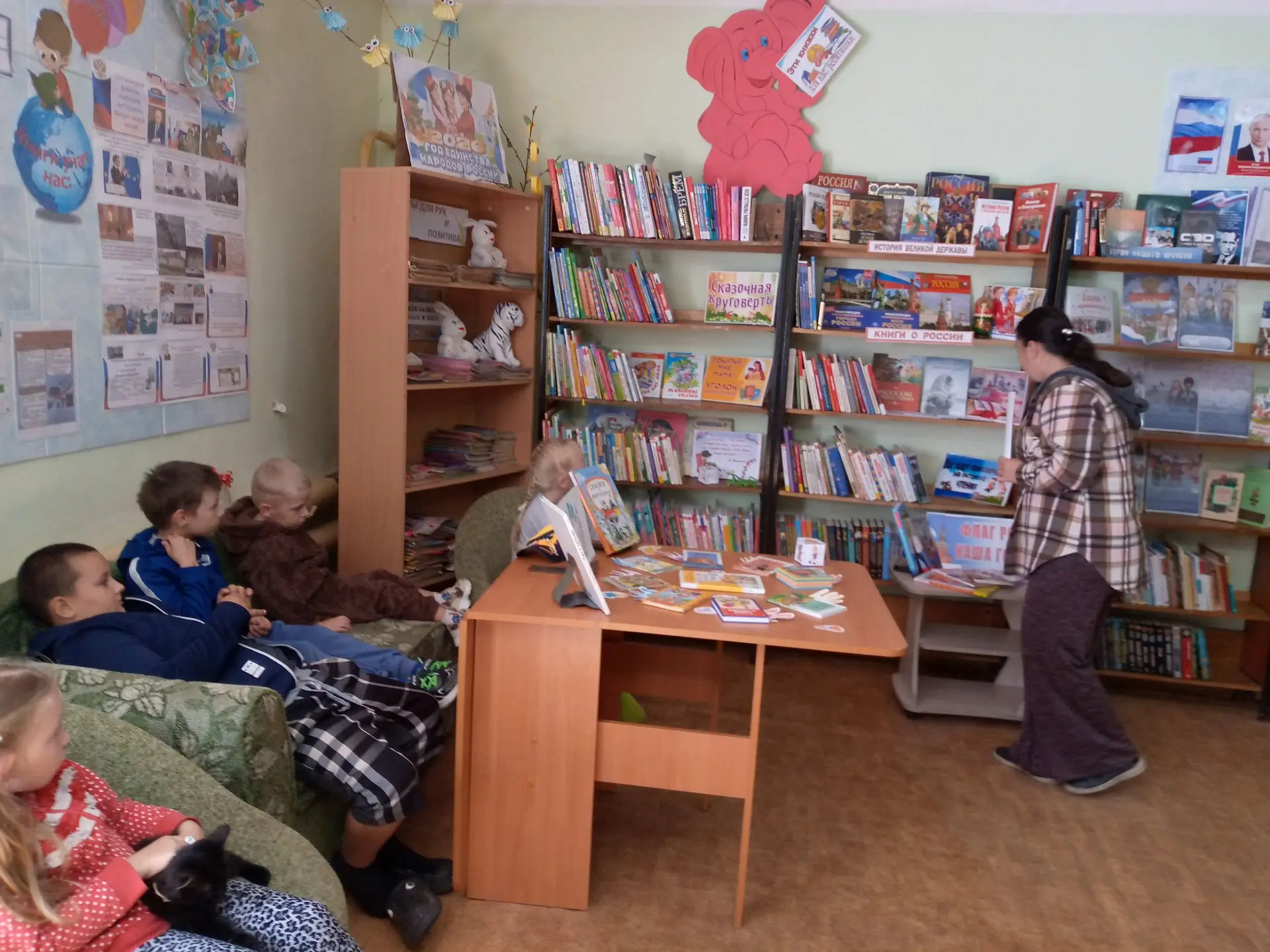 Сегодня ребята садика посетили сельскую библиотеку. Ребята познакомились с "Домом для к...