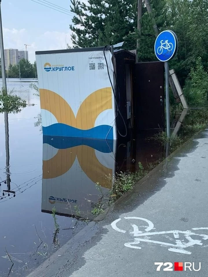 Вода подступает к Гагаринскому парку, она добралась и до велодорожек.