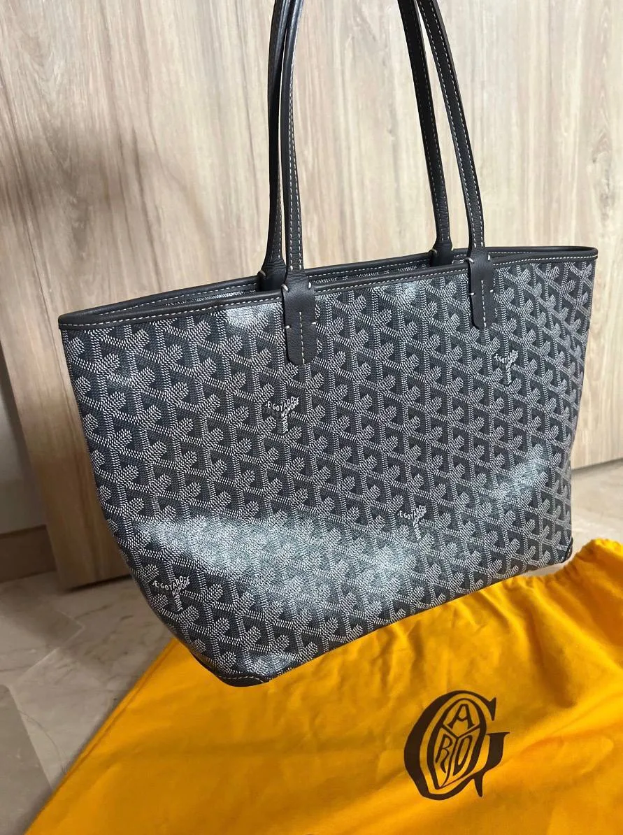 Сумочка Goyard Artois 🩶

Бренд: Goyard
Комплект: Пыльник   
Состояние: новое, не носилась 

Стоимос