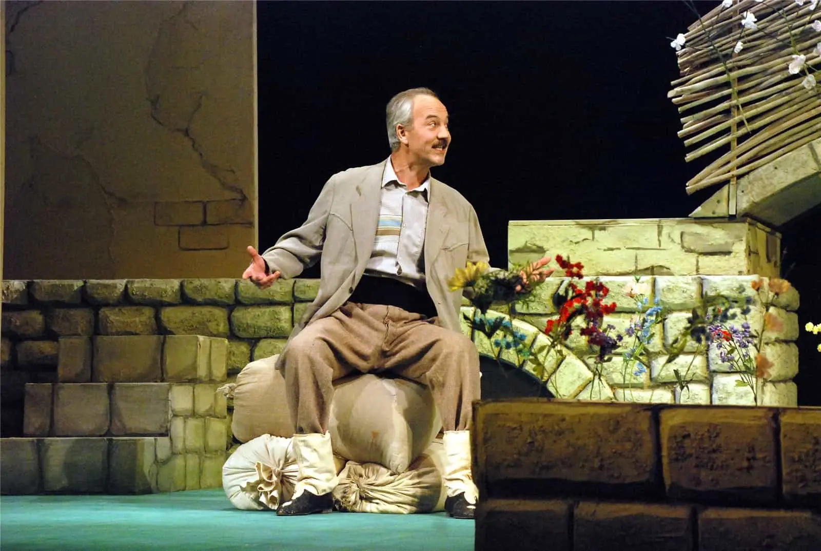 Театрта – артистпа пӗрле / Экскурсия с артистом 🎭

Туссем! 
Паян сире валли экскурси чӑваш халӑх ар