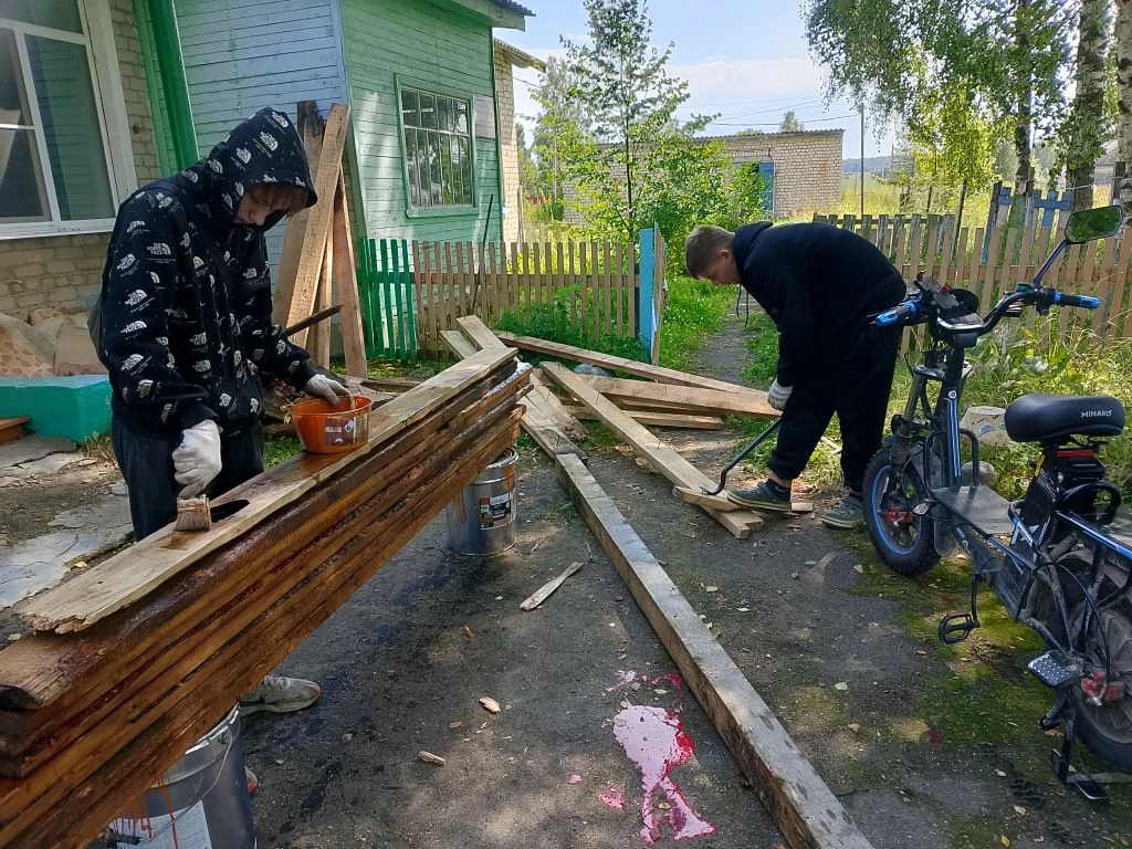 Сегодня выдался продуктивный день и погода не подвела. Клумбы прополоты, начата покраска уличных мал