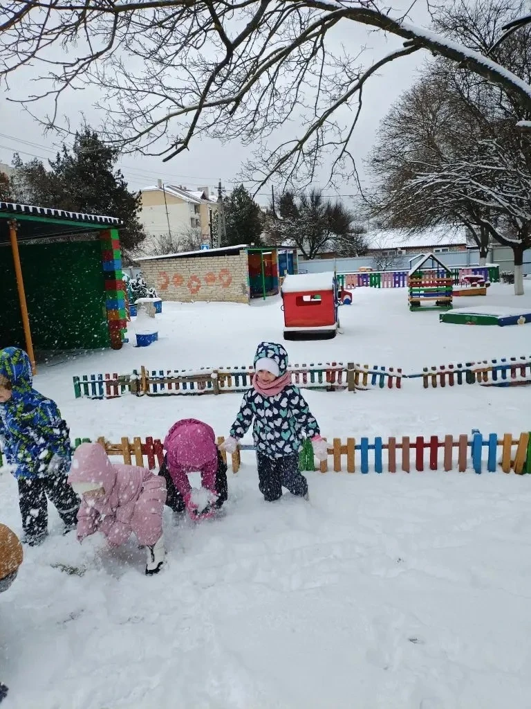 Эх зимушка-зима! На прогулке нам не скучно.