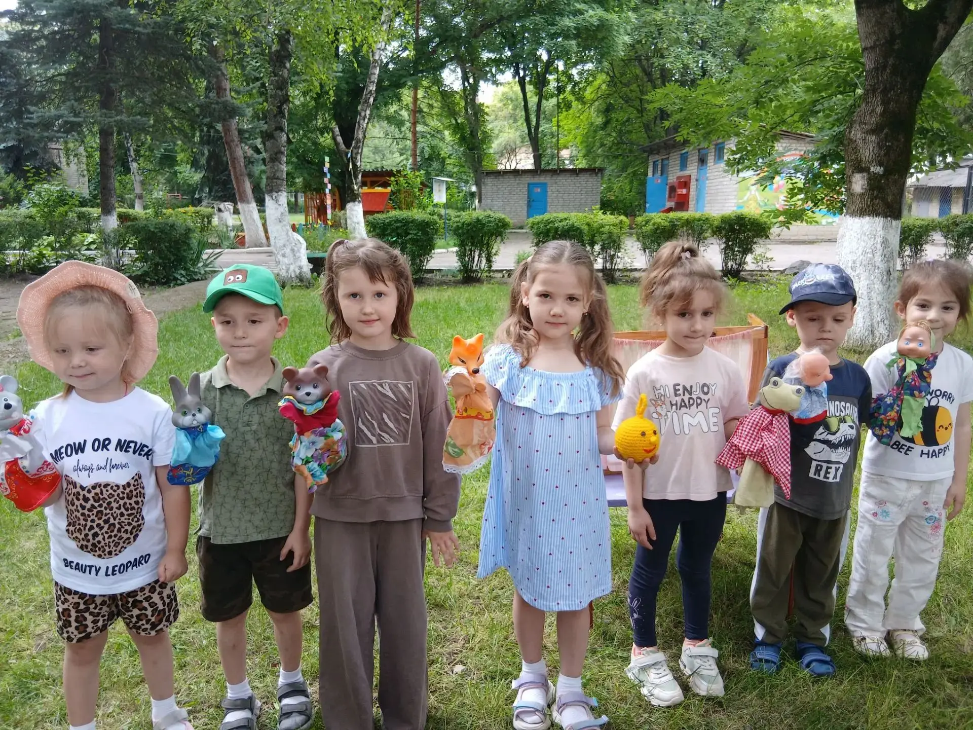 Наши звёзды сцены! Сегодня — летние театральные гастроли! ☀️🎭

Группы «Пчёлки» и «Колокольчик» дава