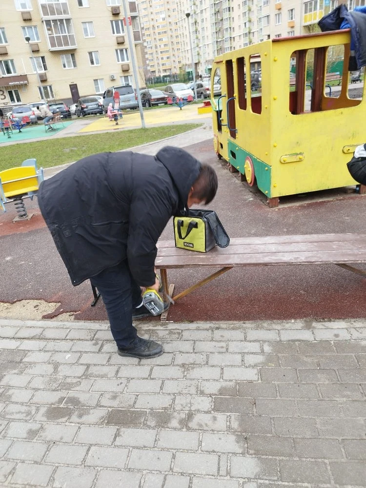 🛠 В рамках весенних работ уделяем внимание не только детским площадкам, но и другим элементам дворов