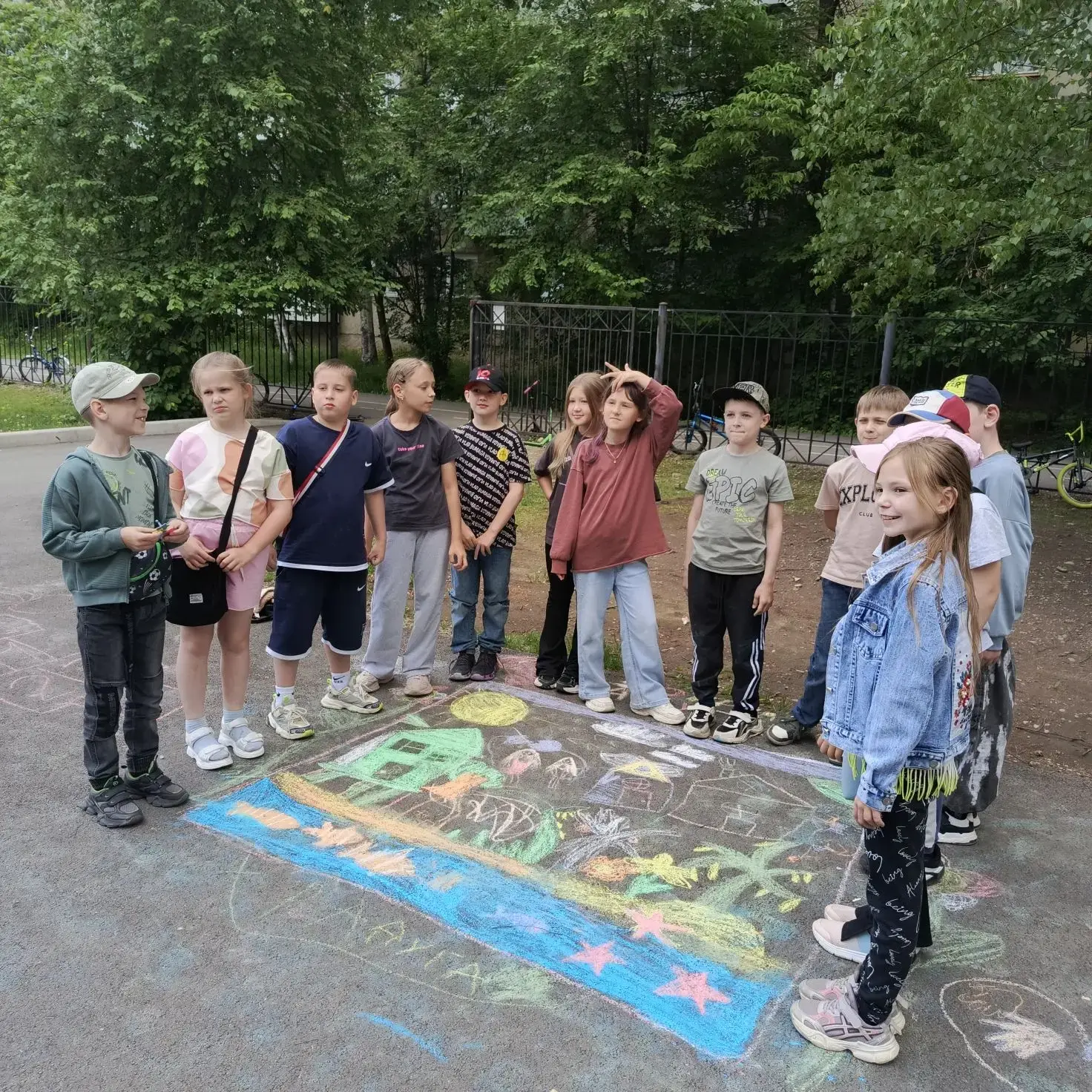 Дорогие друзья!

С большим удовольствием сообщаем, что   прошёл конкурс рисунков на асфальте "Краски