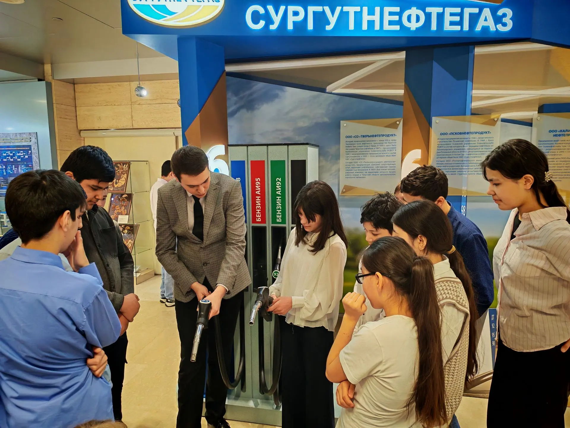 Сегодня обучающиеся 6а и 6д класса побывали в музее ПАО «Сургутнефтегаз» — и это было настоящее погр