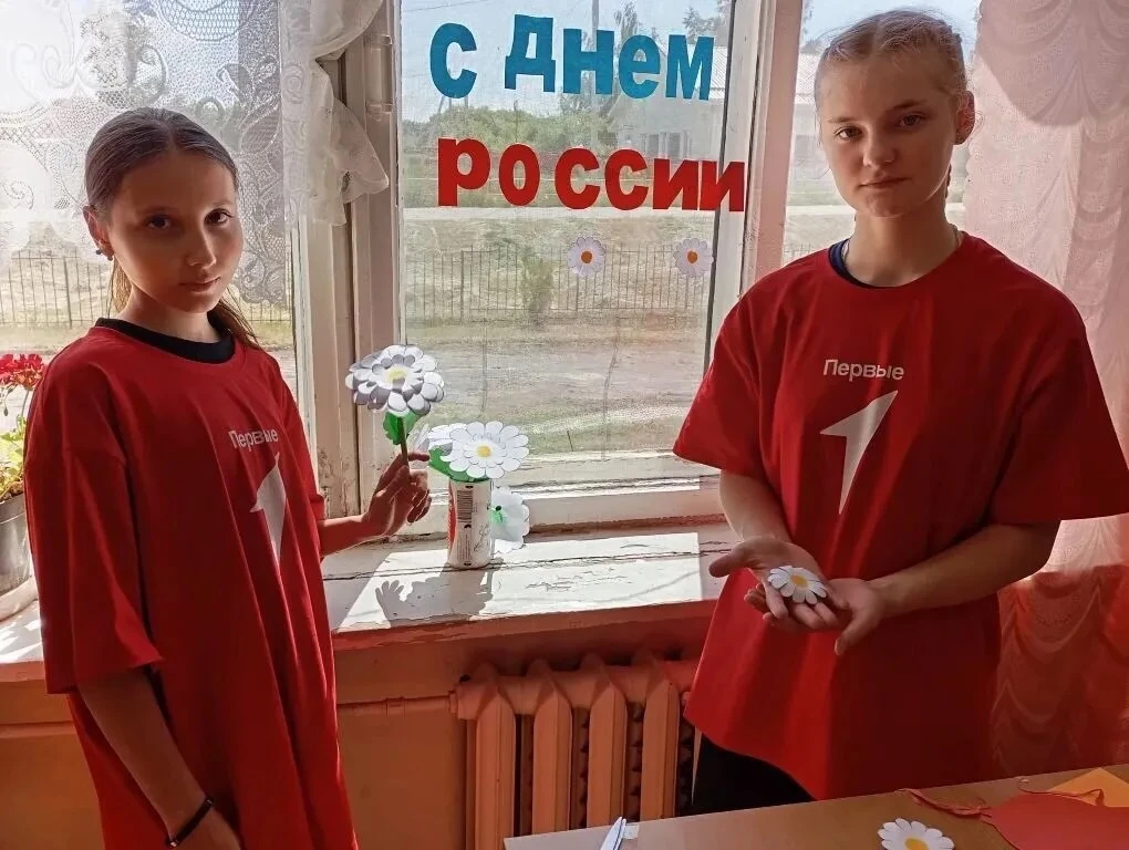 В преддверии Дня России ученики пришкольных лагерей вместе с педагогами приняли участие в акции «Окн