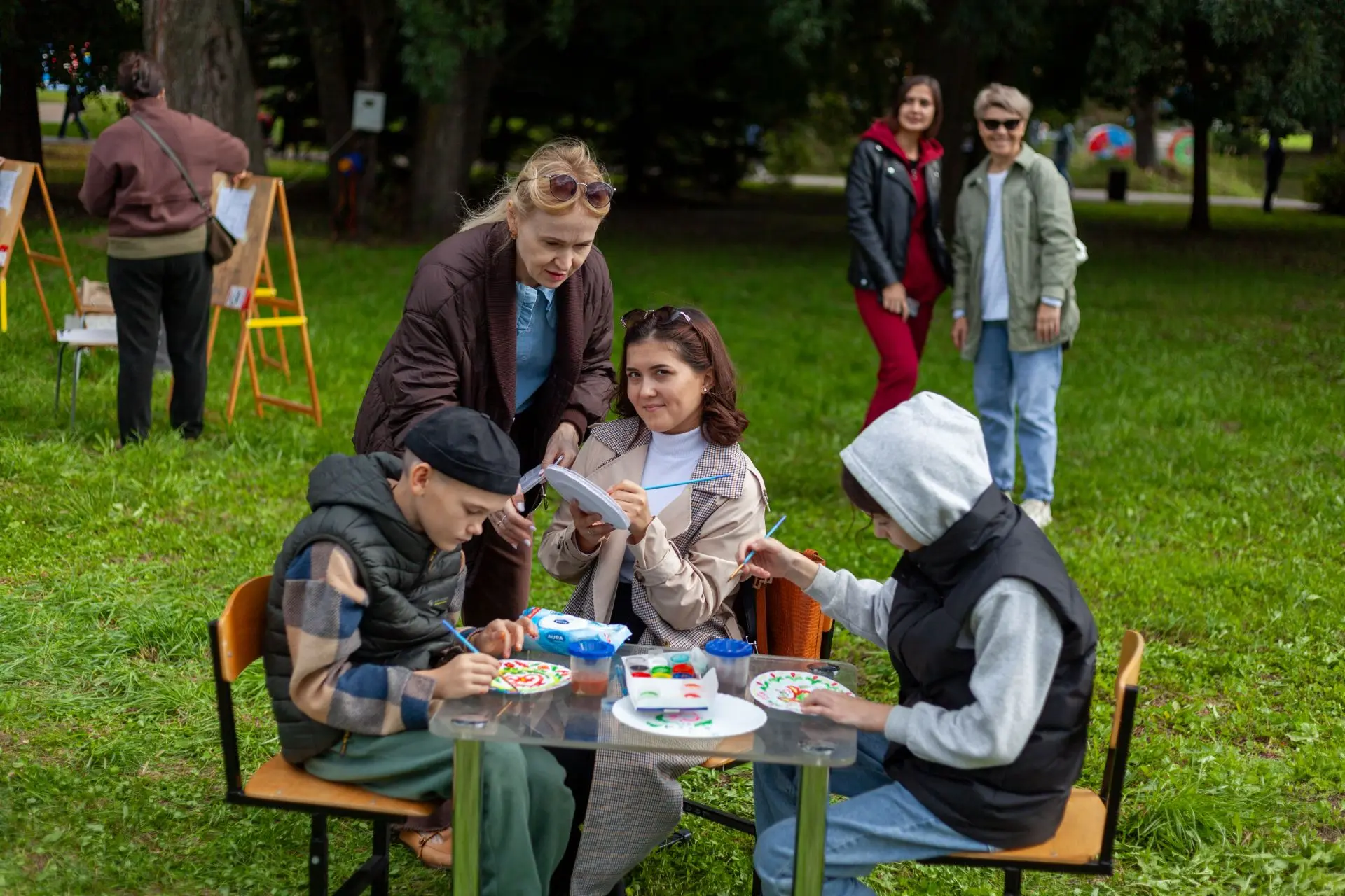 🎨 Тем временем педагоги Дома детского творчества организовали в парке имени Р.Ш. Фарди...
