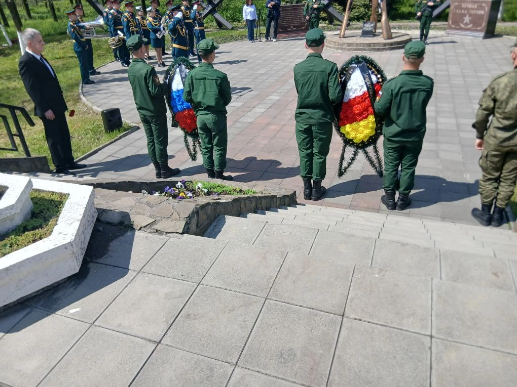 Неделя Памяти в ЦО «Диалог» продолжается. Сегодня учащиеся 8 «Б» класса вместе с классным руководите