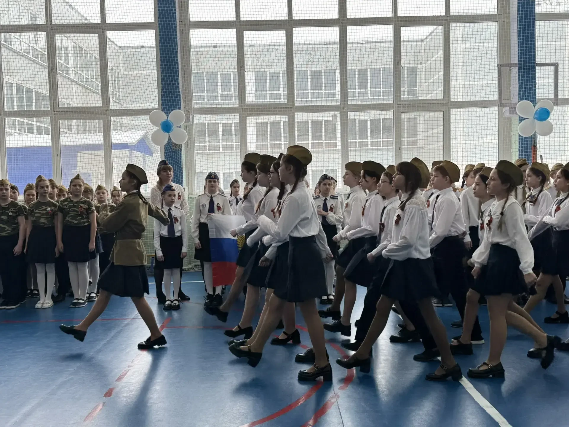 Равнение на героев! 🎖️  20 февраля в нашей школе было особенно шумно и волнительно! Прошел парад «См