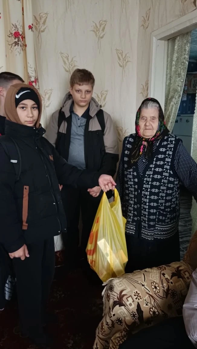 Школьники МБОУ СОШ с. Тербуны присоединились к проекту "С заботой о наших ветеранах". Он проходит в 