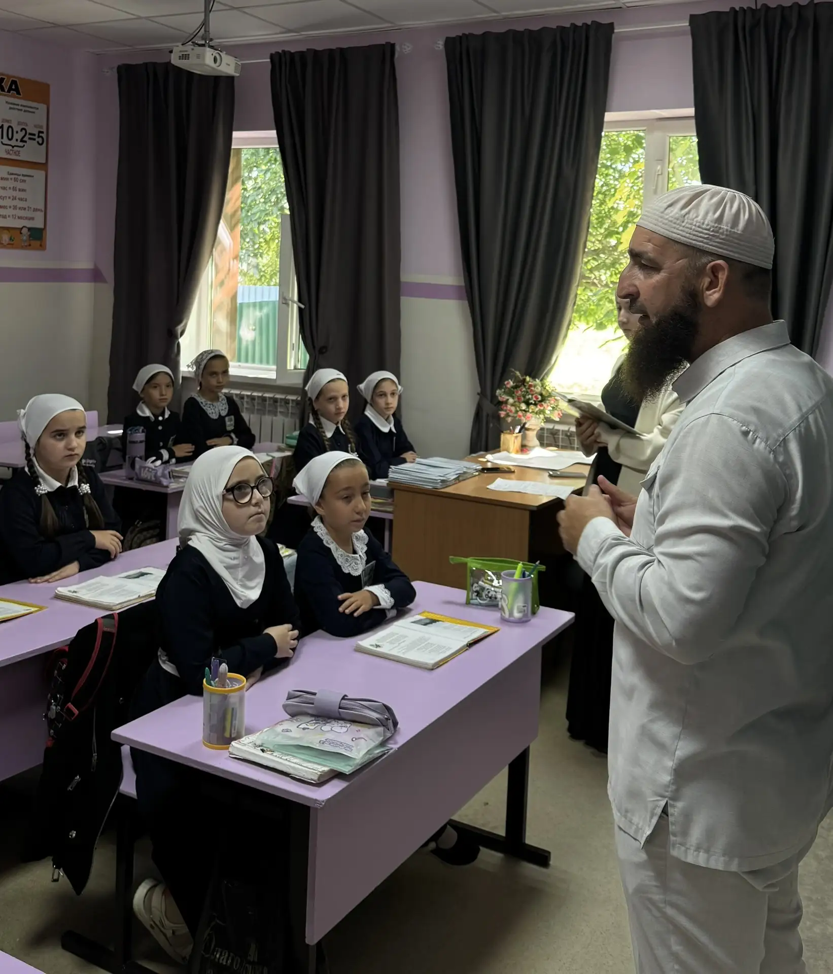 Педагог-Организатор по ДНВ провел беседу с учащимися начальных классов