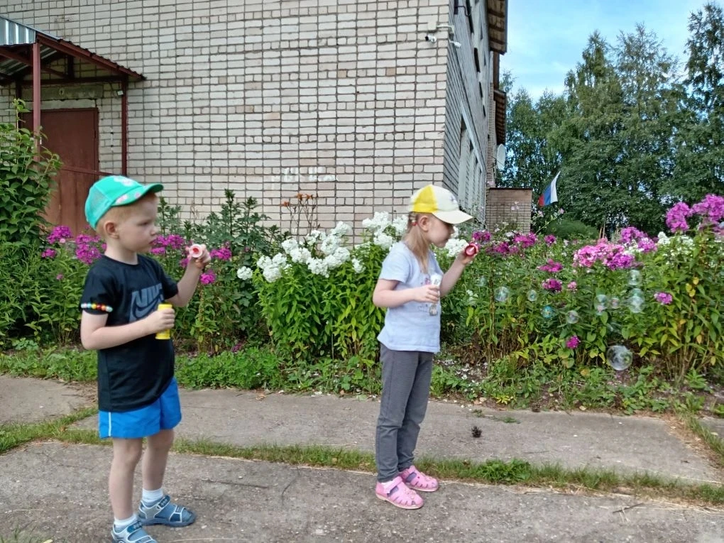 Нашим "малышам-карандашам" очень понравилось развлечение : пускание мыльных пузырей 💦🪅🩷