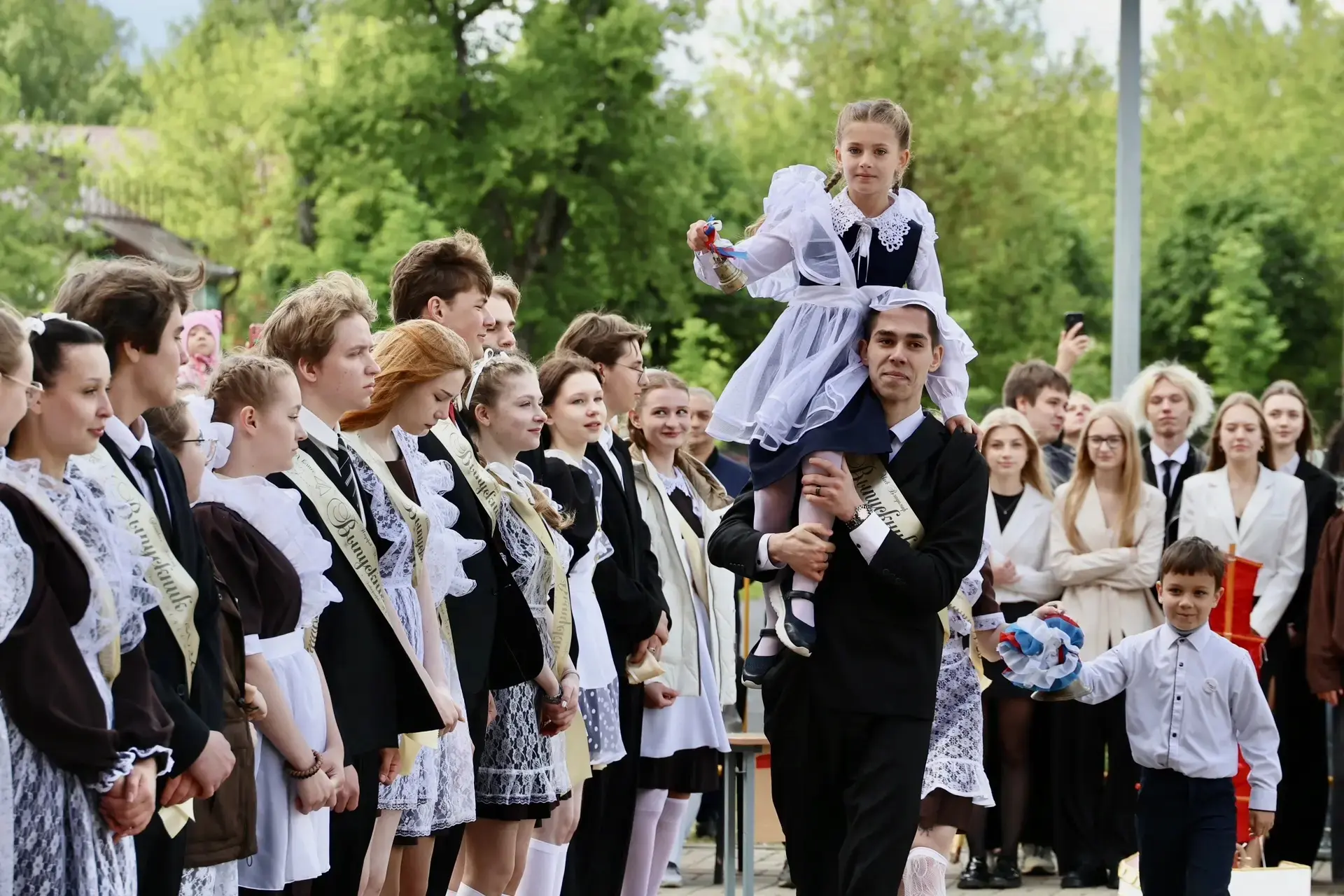 🔔 В школах Подмосковья проходят торжественные линейки и звенят последние звонки!   В этом году у нас