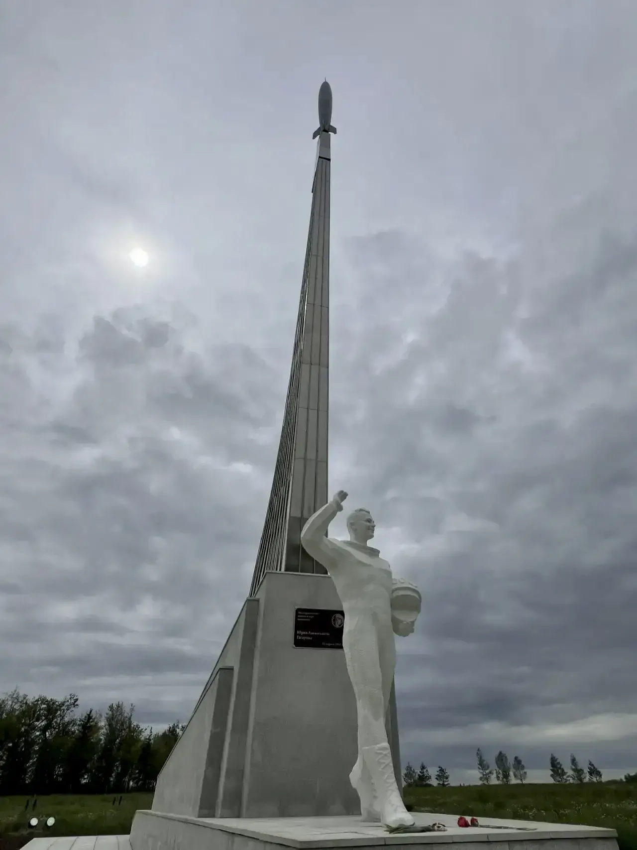 🚀 Поехали! С Днем космонавтики! 🌌✨  Сегодня, 12 апреля, мы отмечаем день, когда человек впервые пере