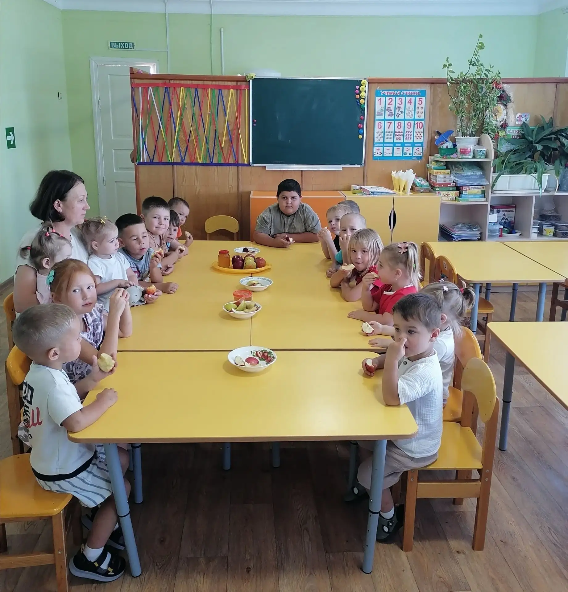 А самым приятным моментом стало традиционное угощение - все дети пробовали спелые, слад...