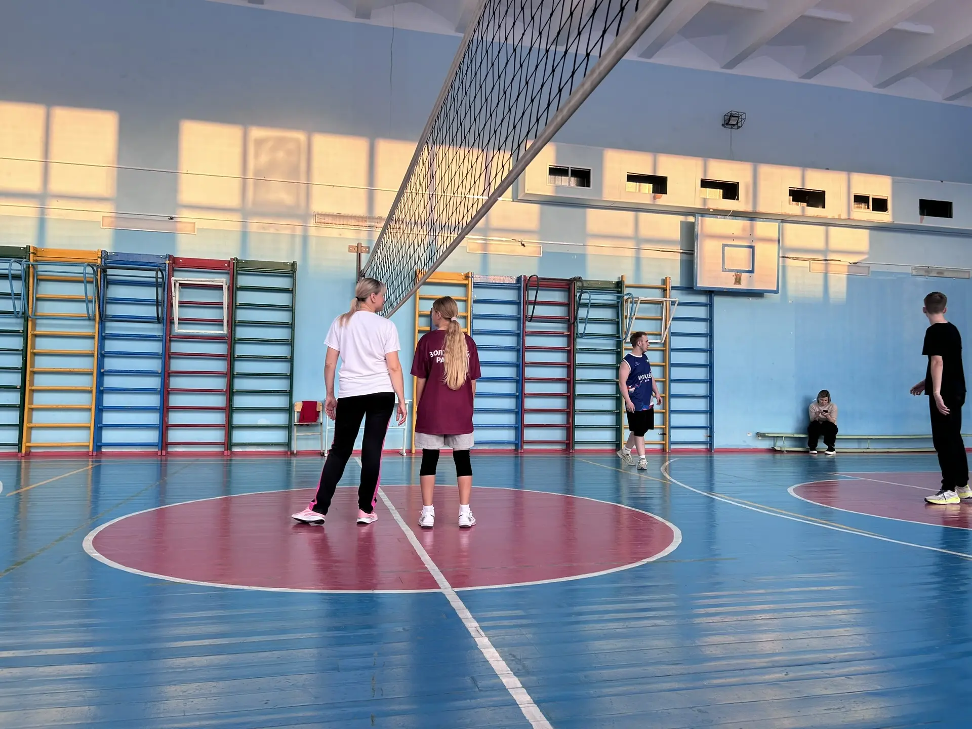 🏐 Товарищеский волейбольный матч в честь Дня памяти  В нашей школе прошёл товарищеский матч по волей