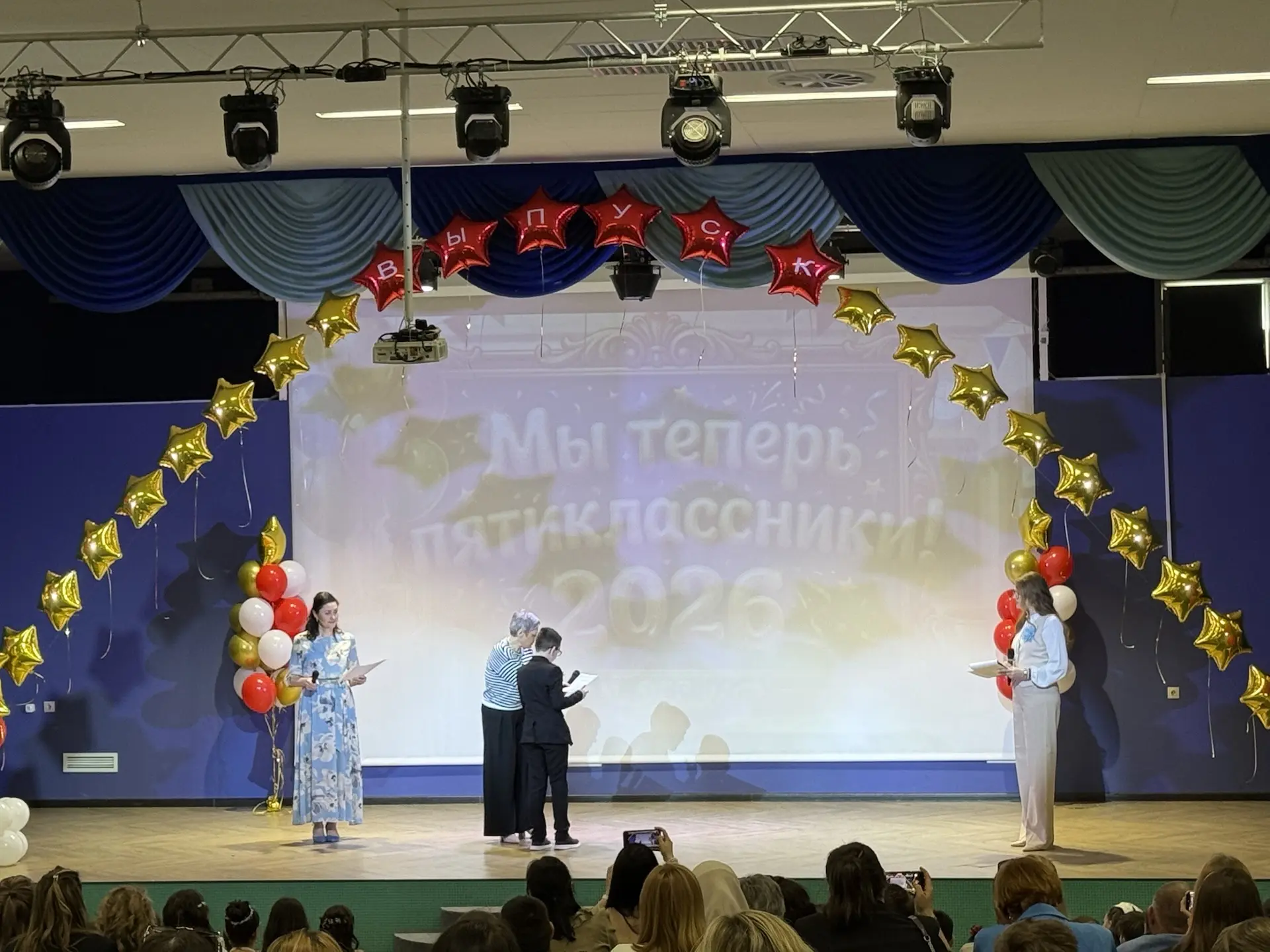 В нашей школе случилось маленькое, но очень важное событие — выпускной у 4 «Б» и 4 «В» классов! 🎉  К