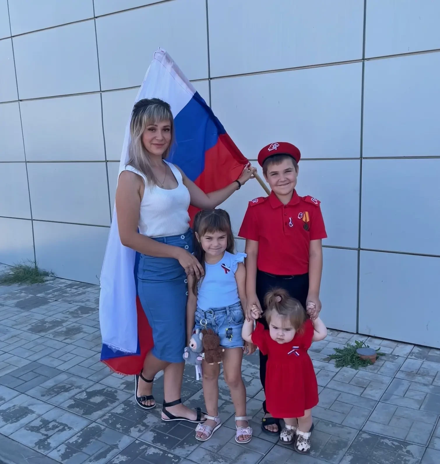 🇷🇺Фотоконкурс «Три цвета гордости»
Номинация: «Семья в ритме страны»
Участник № 1 - Семья Мовчан
С