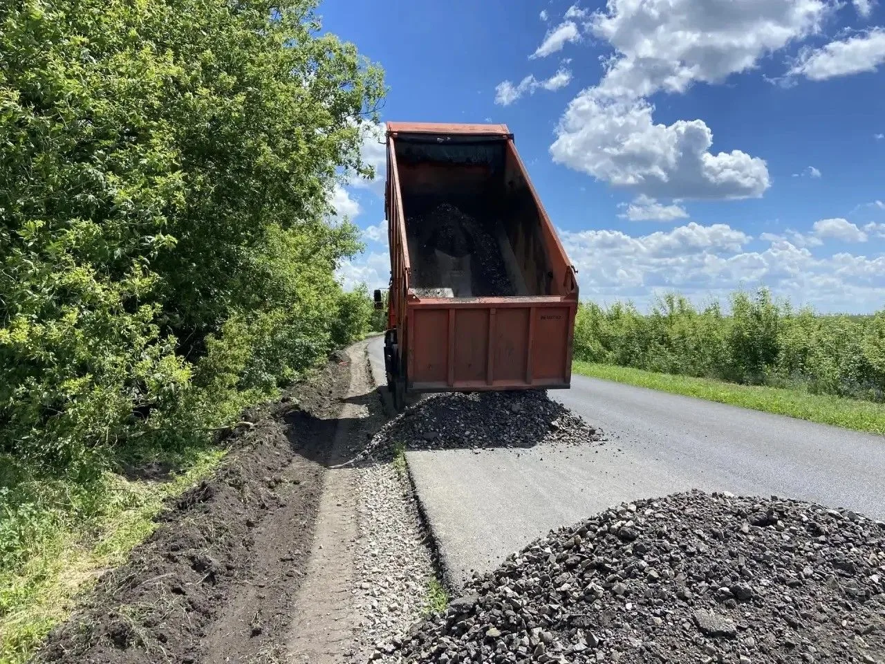 Продолжается ремонт дороги возле Вислой Дубравы