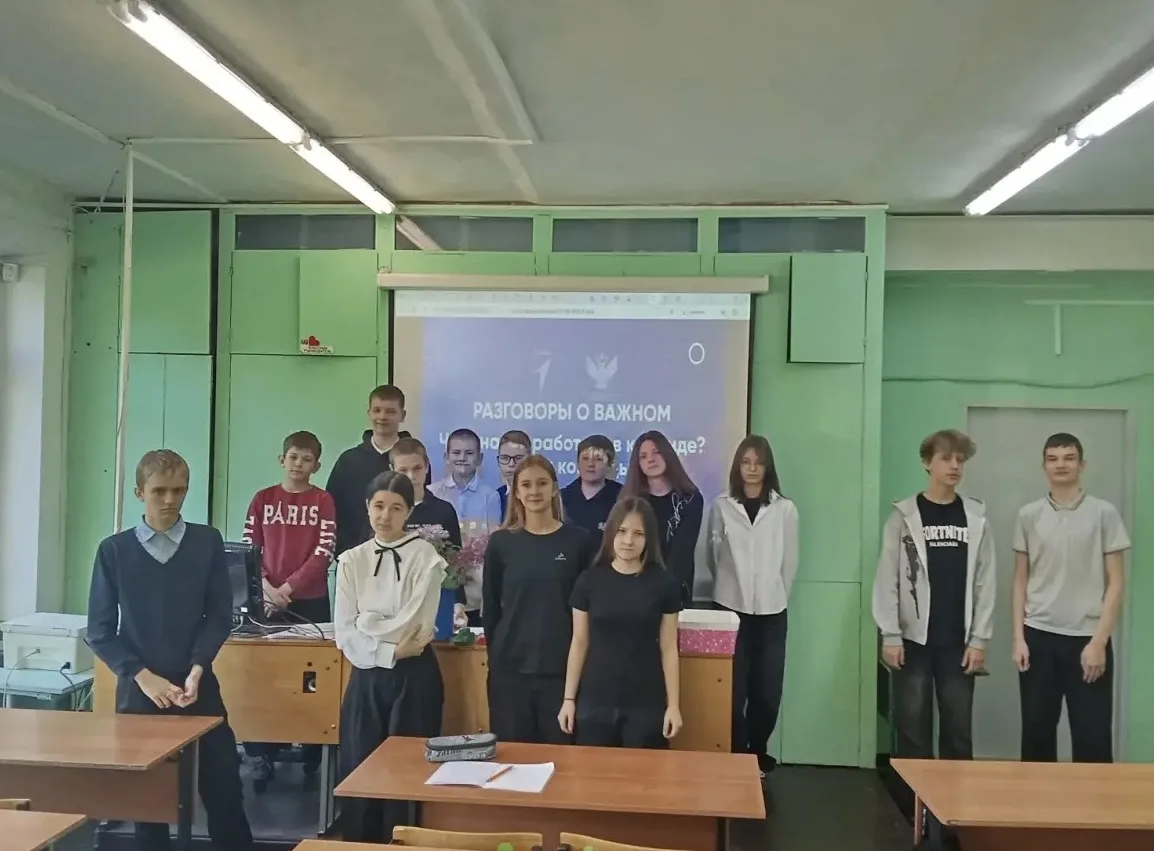 🌸Новая весенняя неделя!   🇷🇺27 апреля в школе прошли торжественные церемонии поднятия флага России и