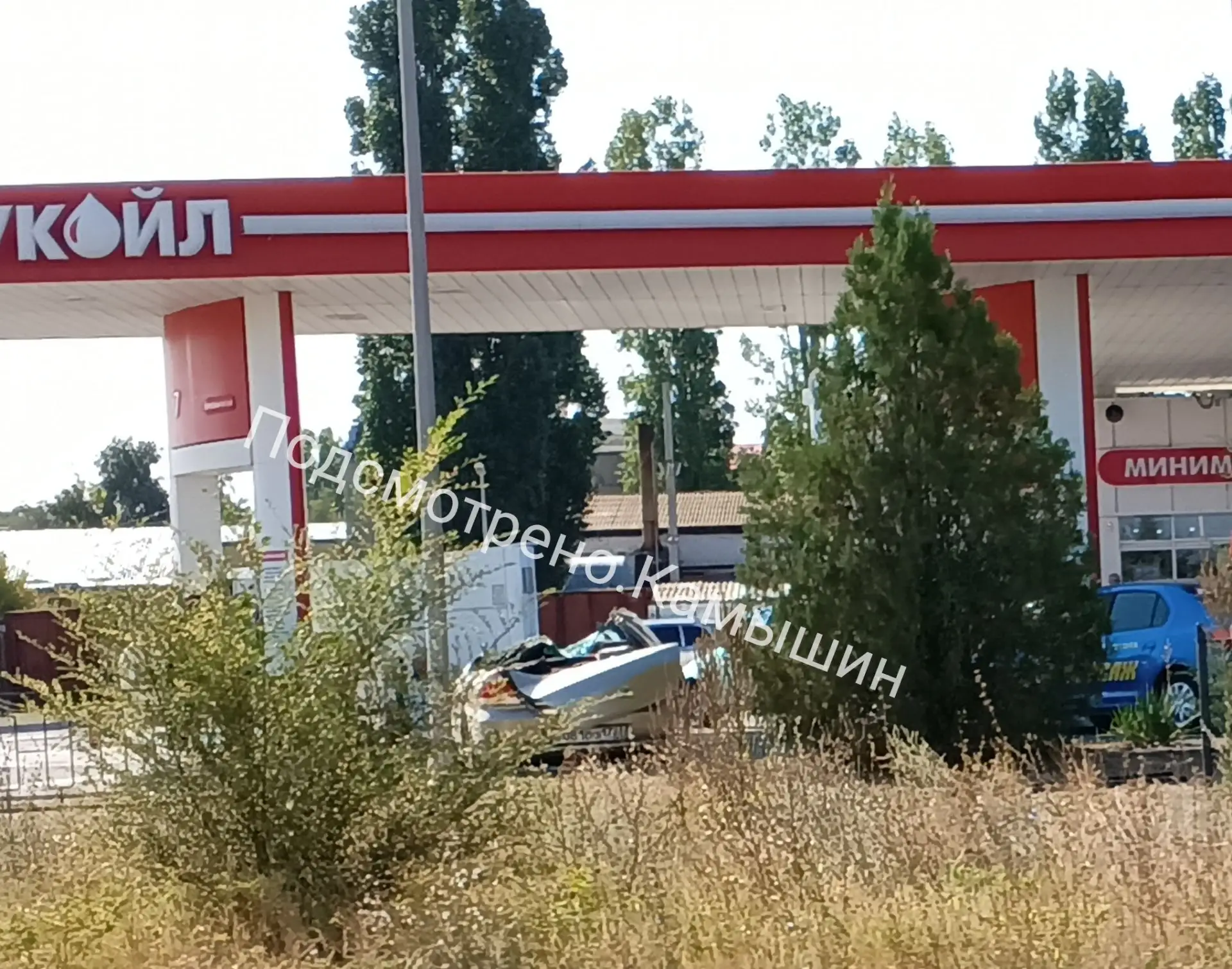 😱Автомобилю срезало крышу у Лукойла на ул. Волгоградской