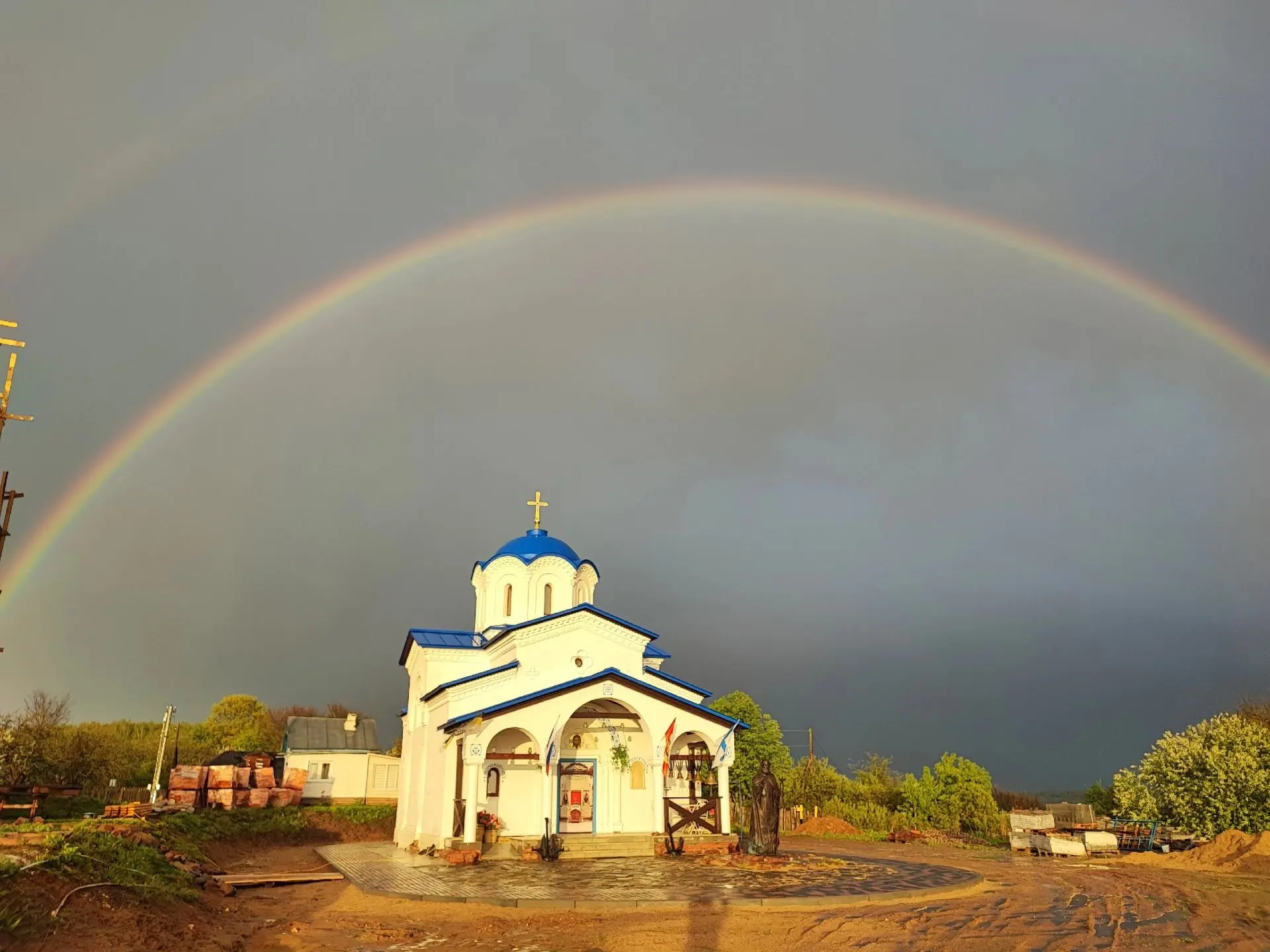 Вот и октябрь, а вместе с ним и осенняя пора, когда природа одевается в свой самый ярки...