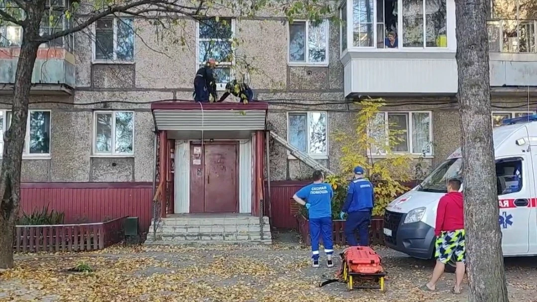 Тагильские спасатели помогли мужчине, который завис между небом и землей