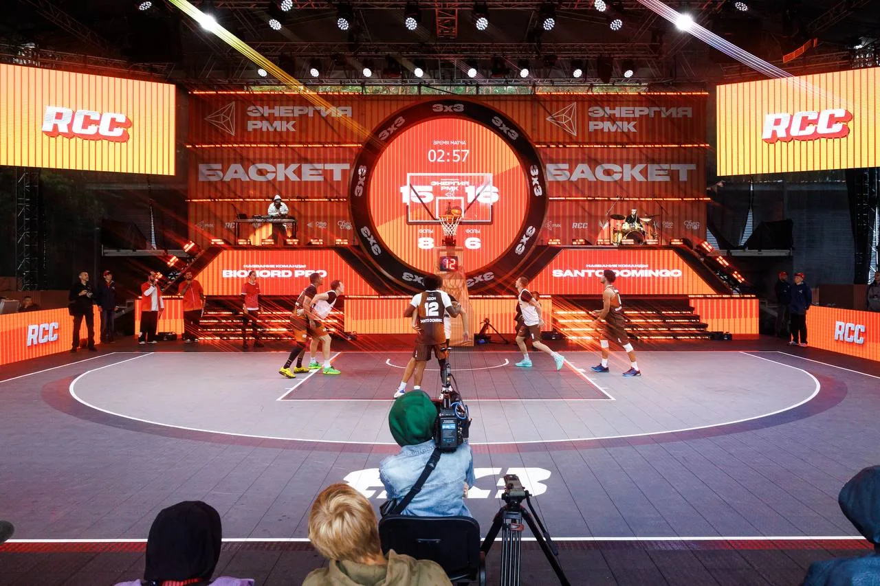 🏀 Пока в баскетбольных противостояниях объявлен перерыв делимся кадрами с игровой площадки. Ищите з