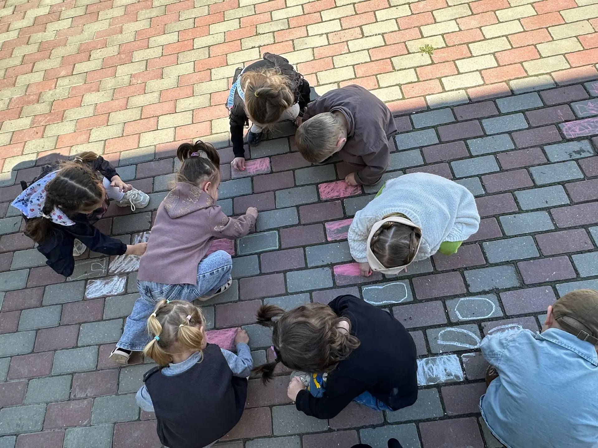 Сегодня был настоящий солнечный день! ☀️🌷 Наши малыши из младшей группы с удовольствие...