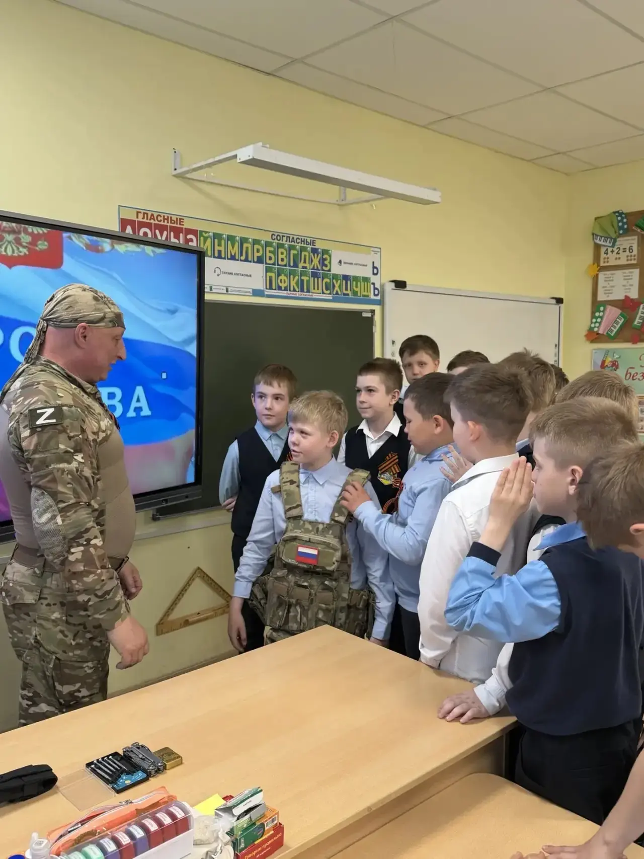 Сегодня в нашем 4 «Б» классе прошёл особенный урок — урок мужества. Гостем стал ветеран боевых дейст
